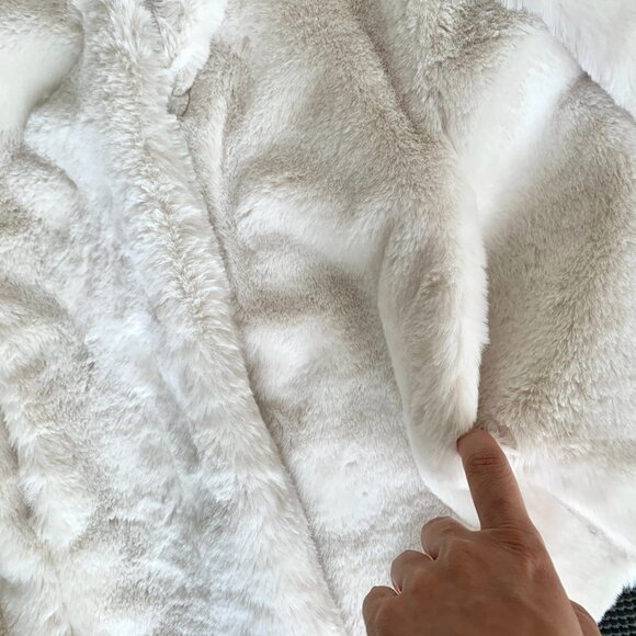 NWOT, XXS Express Off-White Faux-Fur Coat, Super Soft! Two Front Pockets - Picture 5 of 5
